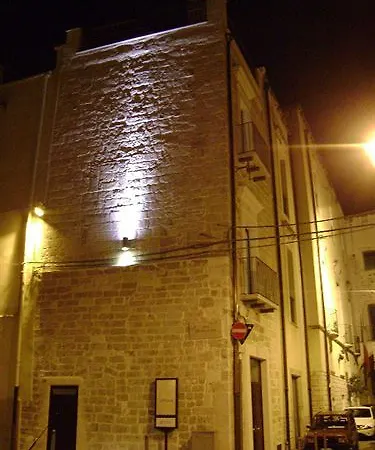 Saint Nicholas Plaza בארי