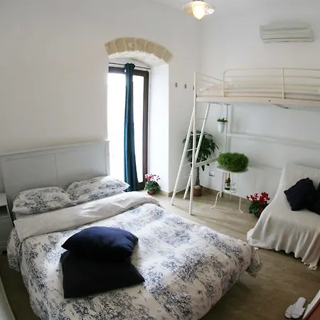 Saint Nicholas Plaza בית הארחה