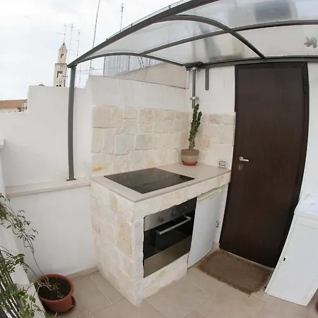 Saint Nicholas Plaza בארי